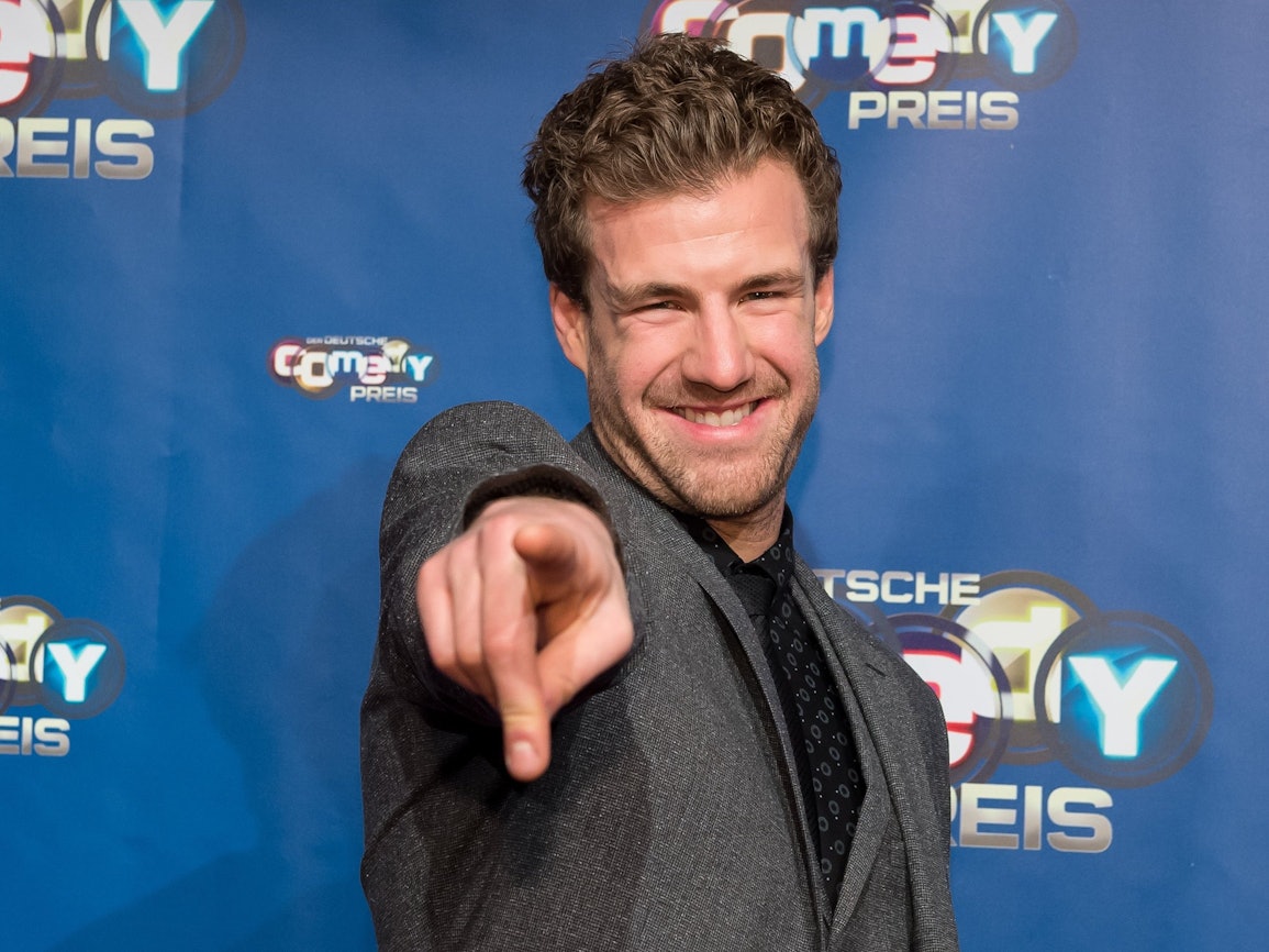 Luke Mockridge (hier 2017 in Köln beim Comedypreis) hat sich wegen den Vorwürfen zu einer versuchten Vergewaltigung aus der Öffentlichkeit zurückgezogen. Nun nimmt ihn Tom Gerhardt in Schutz.