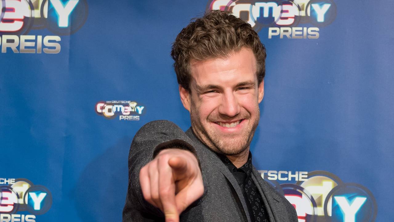 Luke Mockridge (hier 2017 in Köln beim Comedypreis) hat sich wegen den Vorwürfen zu einer versuchten Vergewaltigung aus der Öffentlichkeit zurückgezogen. Nun nimmt ihn Tom Gerhardt in Schutz.