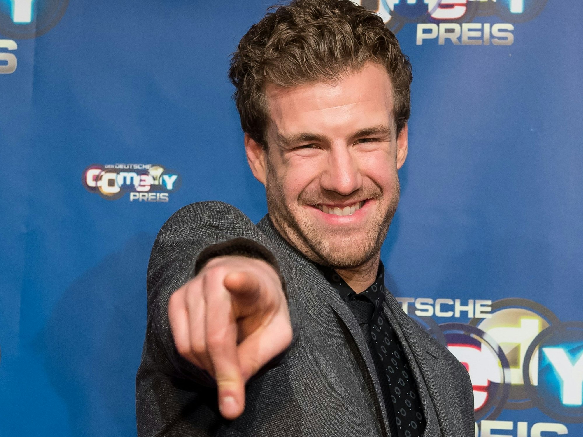 Luke Mockridge (hier 2017 in Köln beim Comedypreis) hat sich wegen den Vorwürfen zu einer versuchten Vergewaltigung aus der Öffentlichkeit zurückgezogen. Nun nimmt ihn Tom Gerhardt in Schutz.