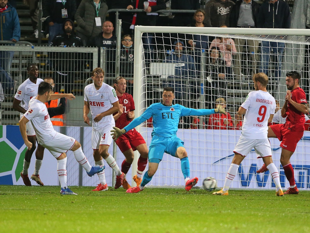 Jorge Meré trifft für den 1. FC Köln gegen Viktoria Köln.