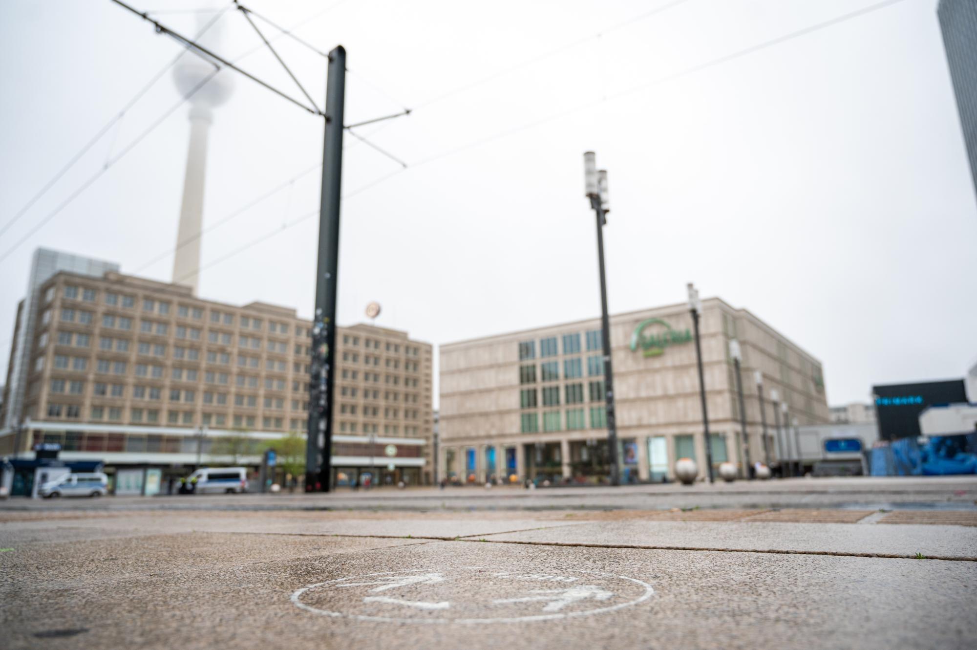 Der Alexanderplatz, auf dem sich traditionell zum Pokalfinale Fußballfans versammeln ist menschenleer. +++ dpa-Bildfunk +++