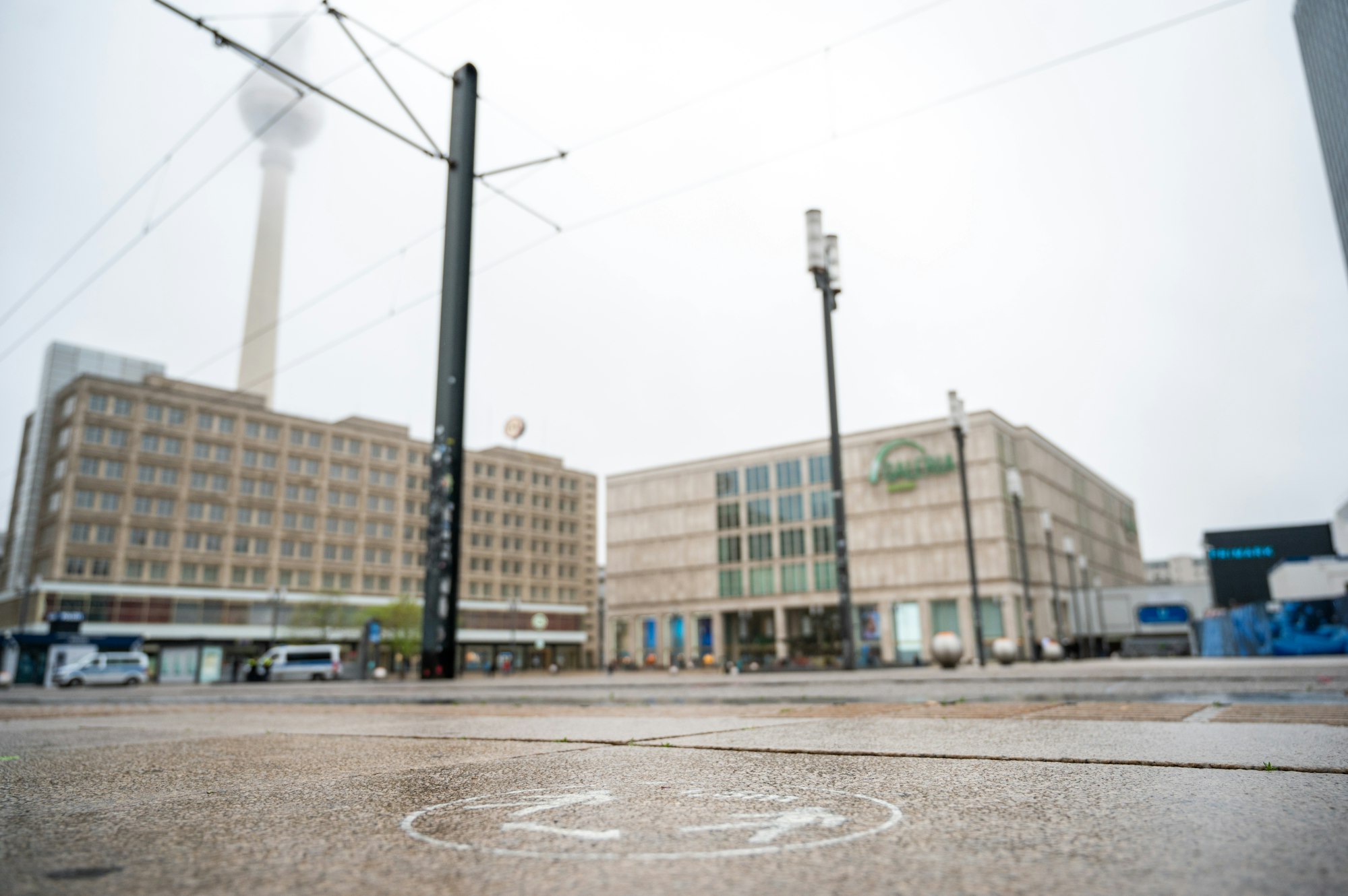 Der Alexanderplatz, auf dem sich traditionell zum Pokalfinale Fußballfans versammeln ist menschenleer. +++ dpa-Bildfunk +++