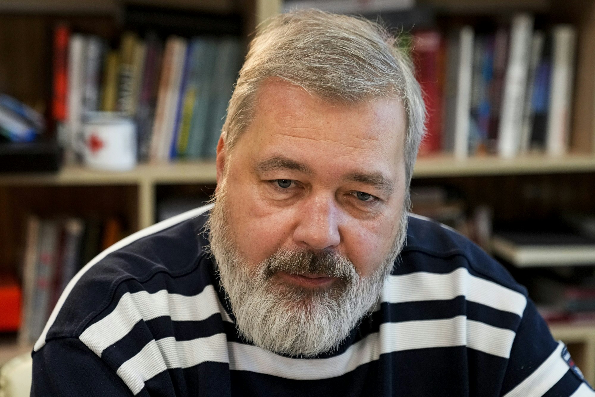 Der Chefredakteur der Moskauer Zeitung „Nowaja Gaseta“, Dmitri Muratow, spricht während eines Interviews mit der Agentur The Associated Press in Moskau.