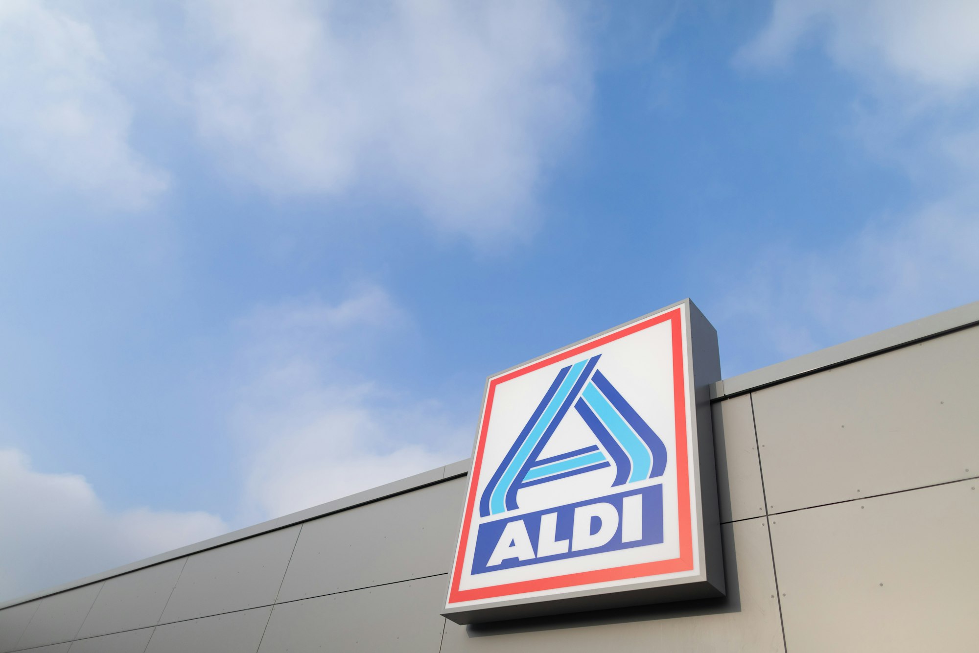 Blick auf ein Logo von Aldi Nord an einem Aldi-Markt. (zu dpa "Aldi Nord bittet nach rassistischem Vorfall um Entschuldigung")