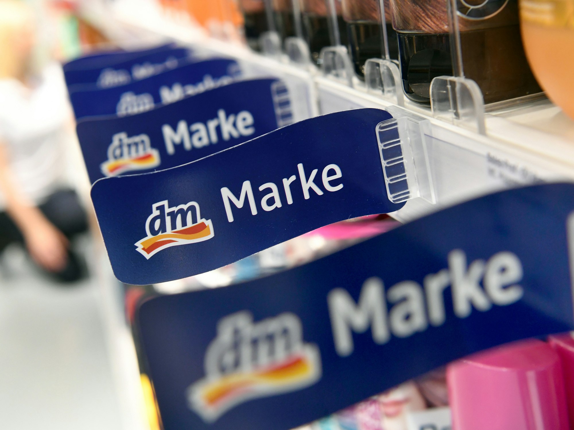 Die Drogeriekette dm steht unter dem Verdacht, das Rucksackmodell eines kleinen Unternehmens kopiert zu haben.