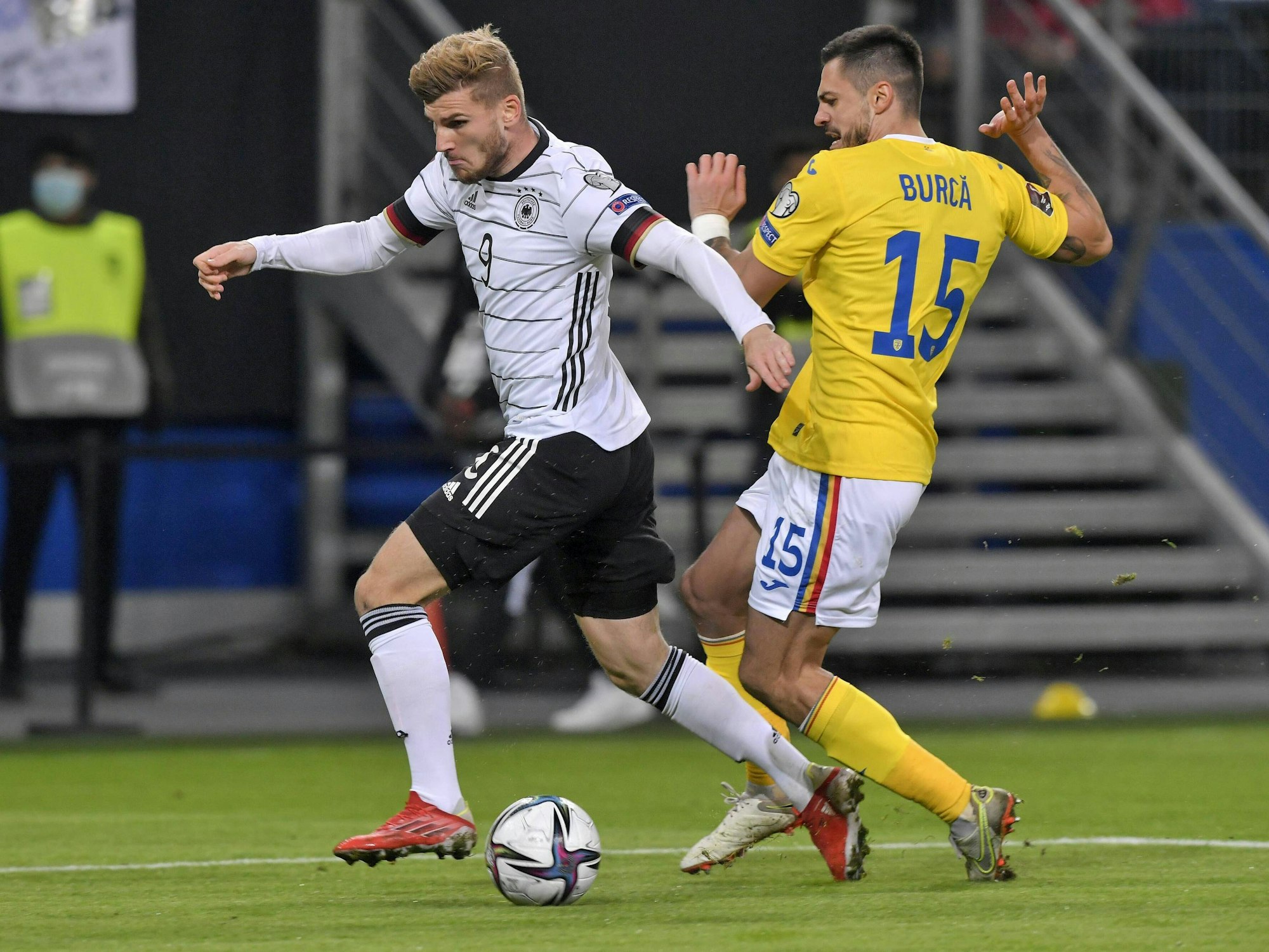 Der Kontakt zwischen Burca und Timo Werner, der erst zum Elfmeterpfiff führte.