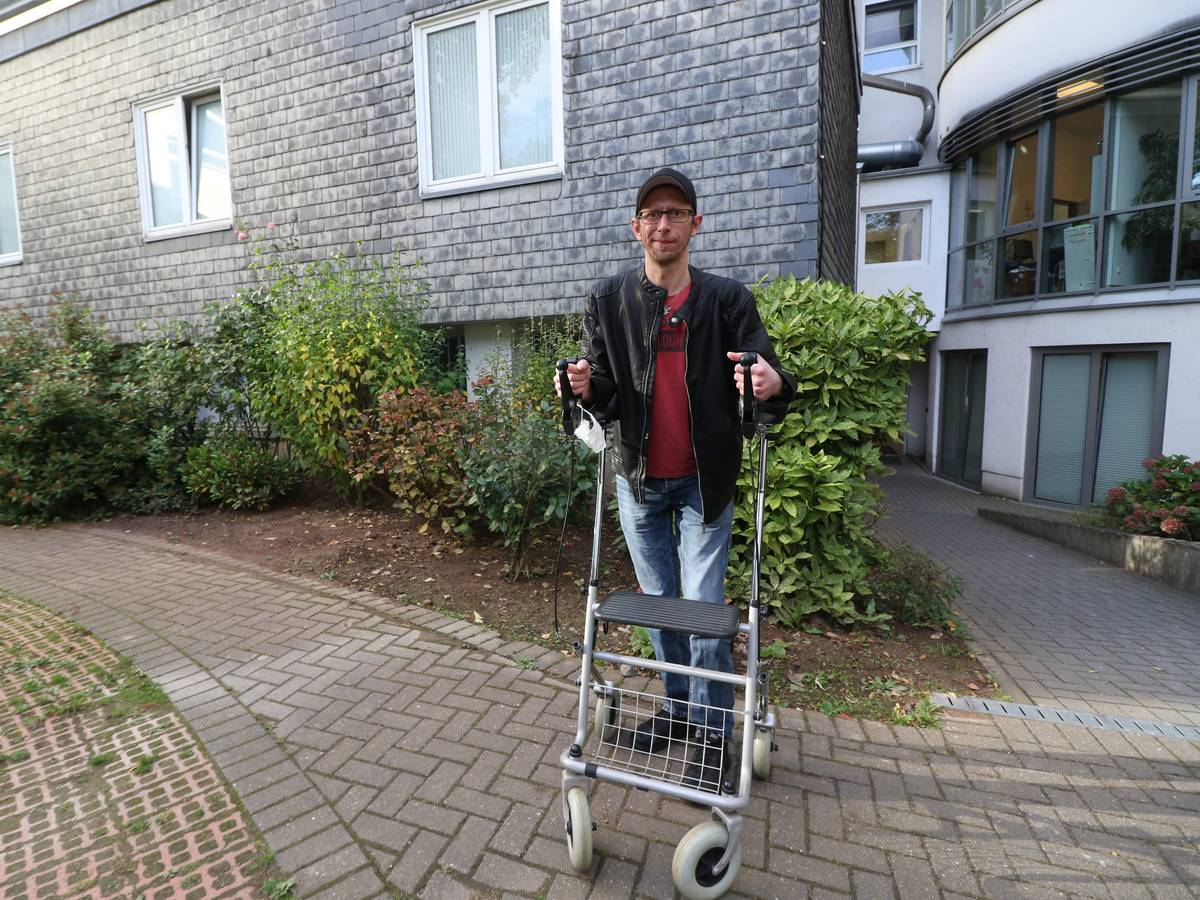 Der Kölner Daniel Fuchs steht im Hof des St. Marien-Hospital.