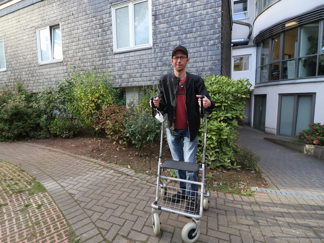 Der Kölner Daniel Fuchs steht im Hof des St. Marien-Hospital.