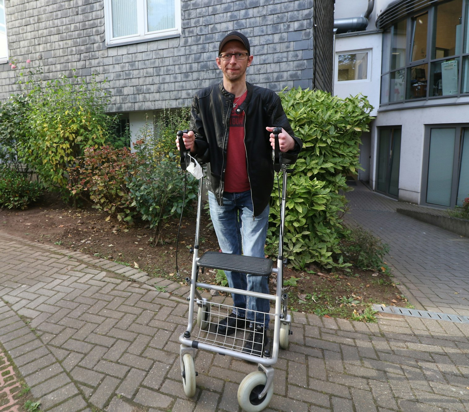 Der Kölner Daniel Fuchs steht im Hof des St. Marien-Hospital.