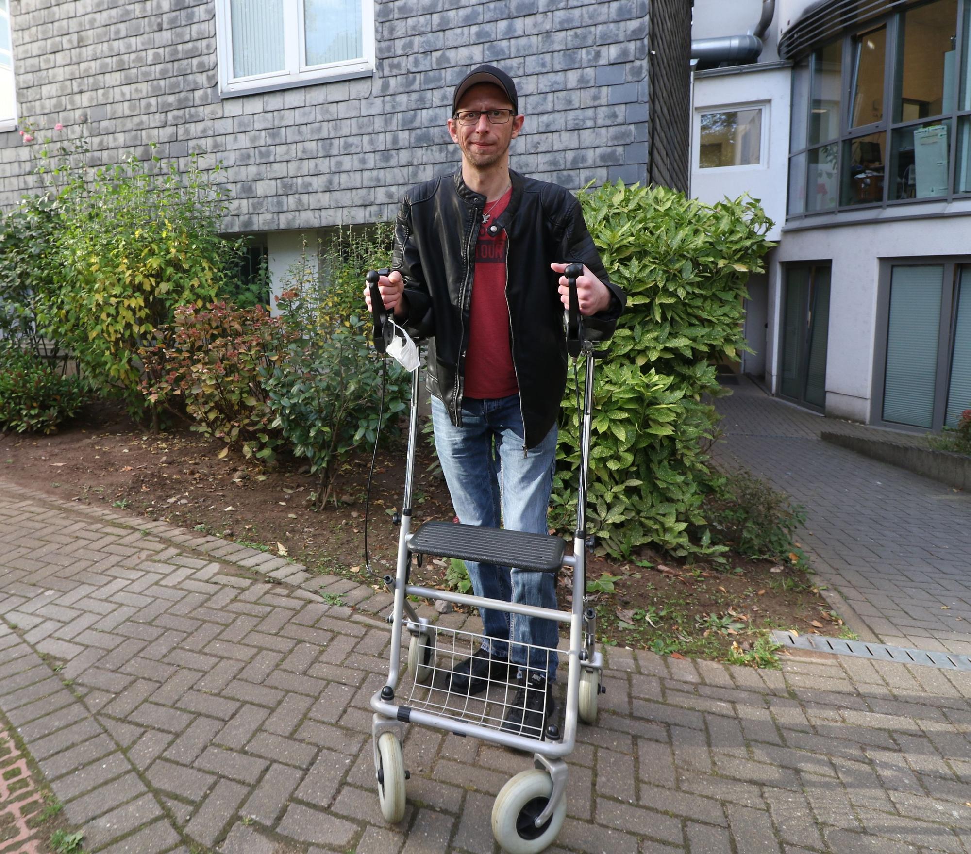 Der Kölner Daniel Fuchs steht im Hof des St. Marien-Hospital.