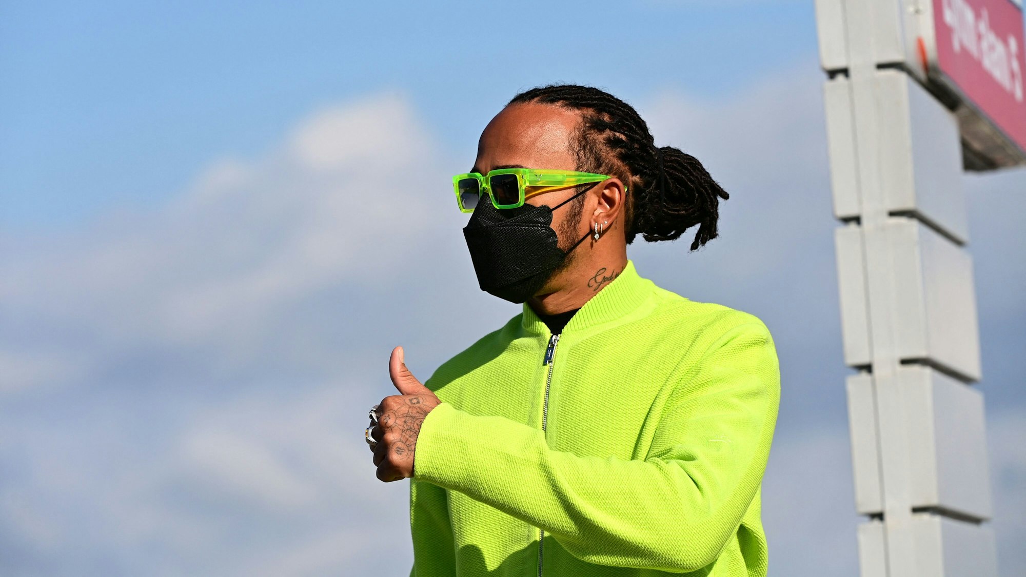 Lewis Hamilton streckt den Daumen in die Höhe.