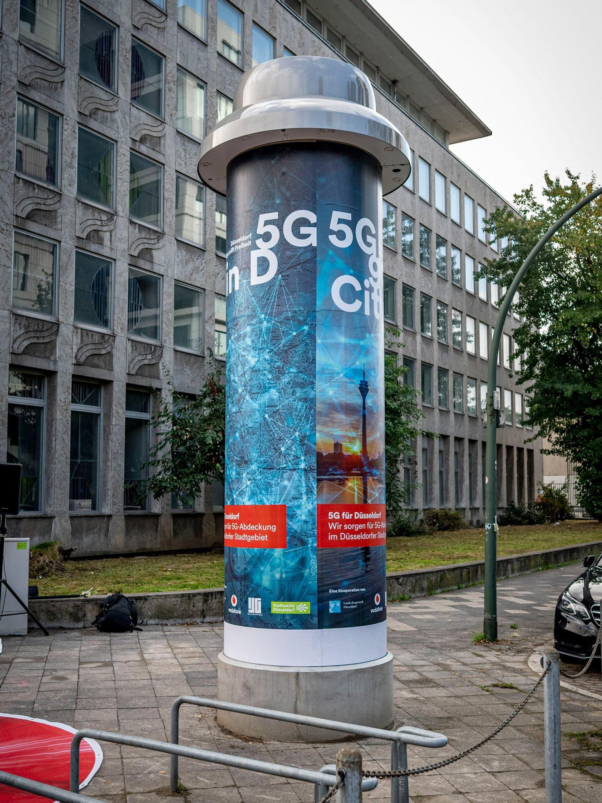 Eine Litfaßsäule mit 5-G-Werbung.