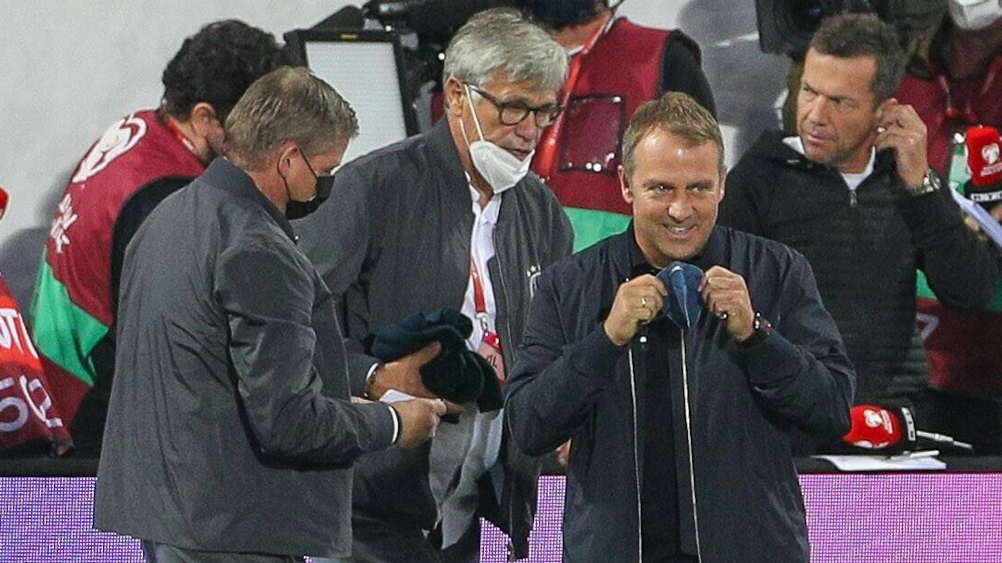 Jens Grittner und Uli Voigt begleiten Hansi Flick zum Interview.