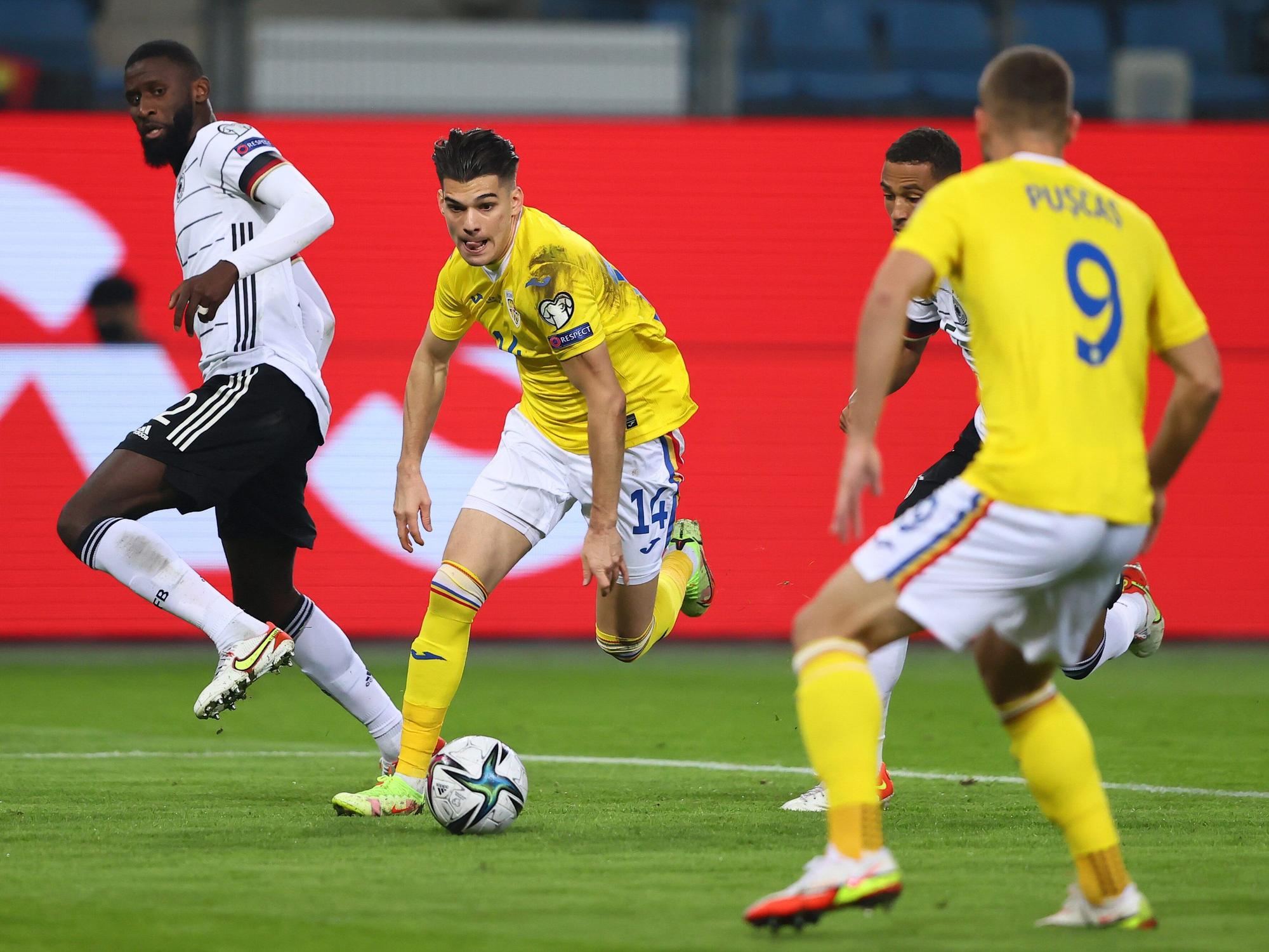 Rumäniens Ianis Hagi auf dem Weg zum 1:0 für seine Mannschaft.