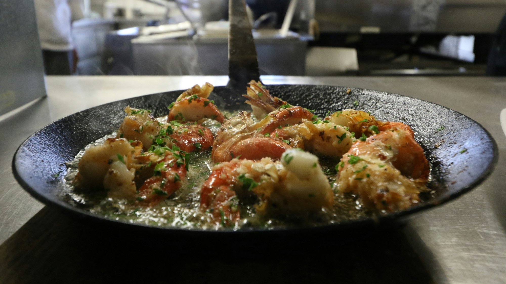 Eine Bratpfanne mit Meeresfrüchten in einer Küche.