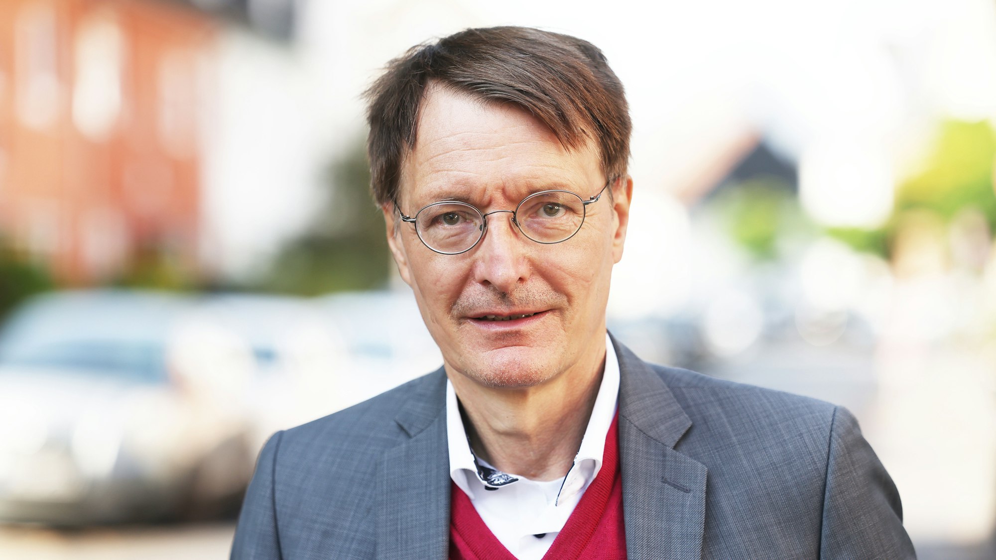 Karl Lauterbach, Gesundheitsexperte der SPD und Direktkandidat für Wahlkreis Köln IV, steht im Stadtteil Delbrück auf der Straße.