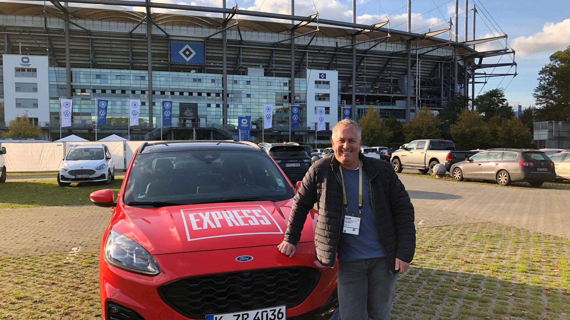Marcel Schwamborn vor dem Volksparkstadion in Hamburg.
