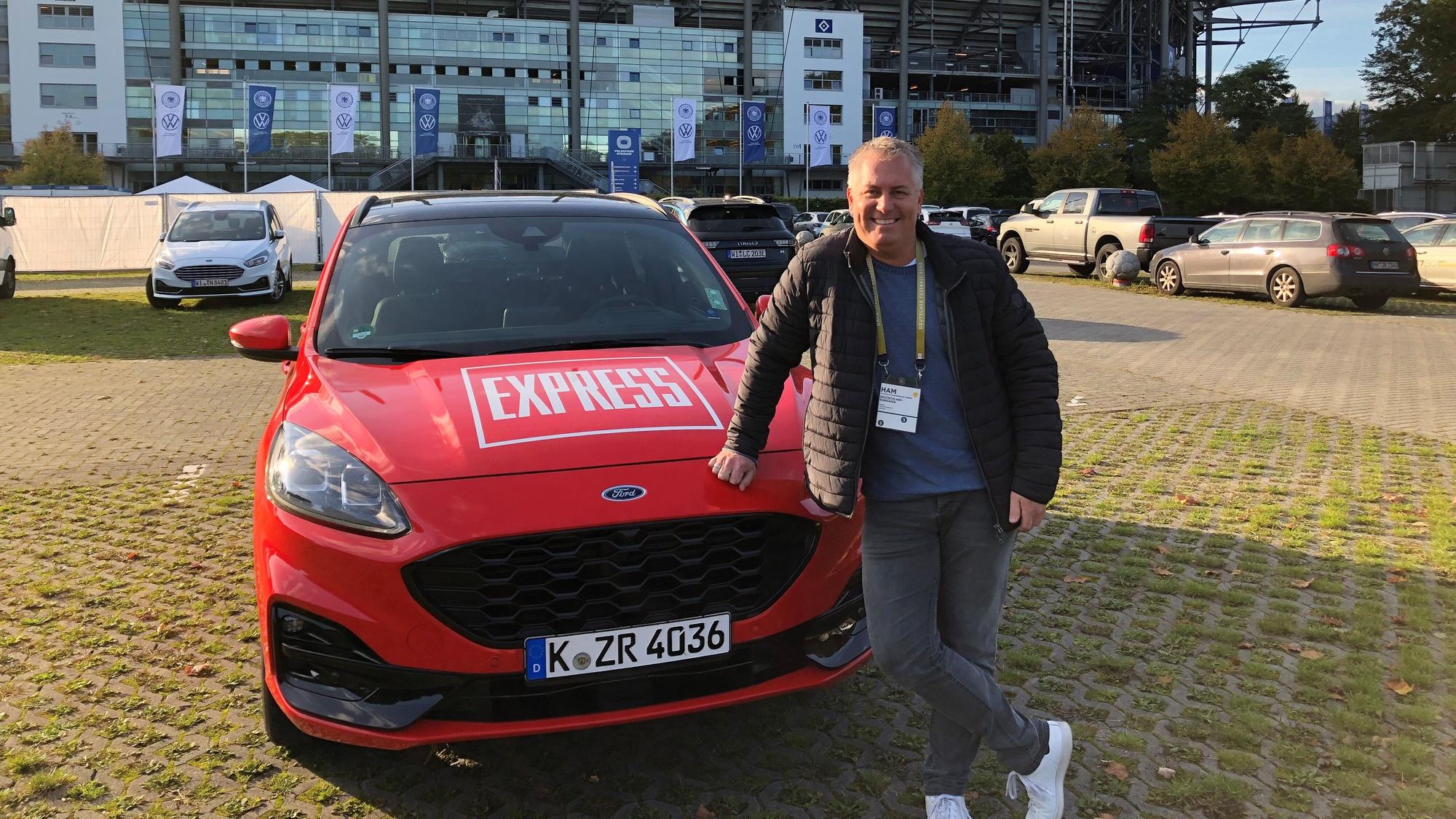 EXPRESS.de-Sportchef Marcel Schwamborn mit dem Ford Kuga in Hamburg.
