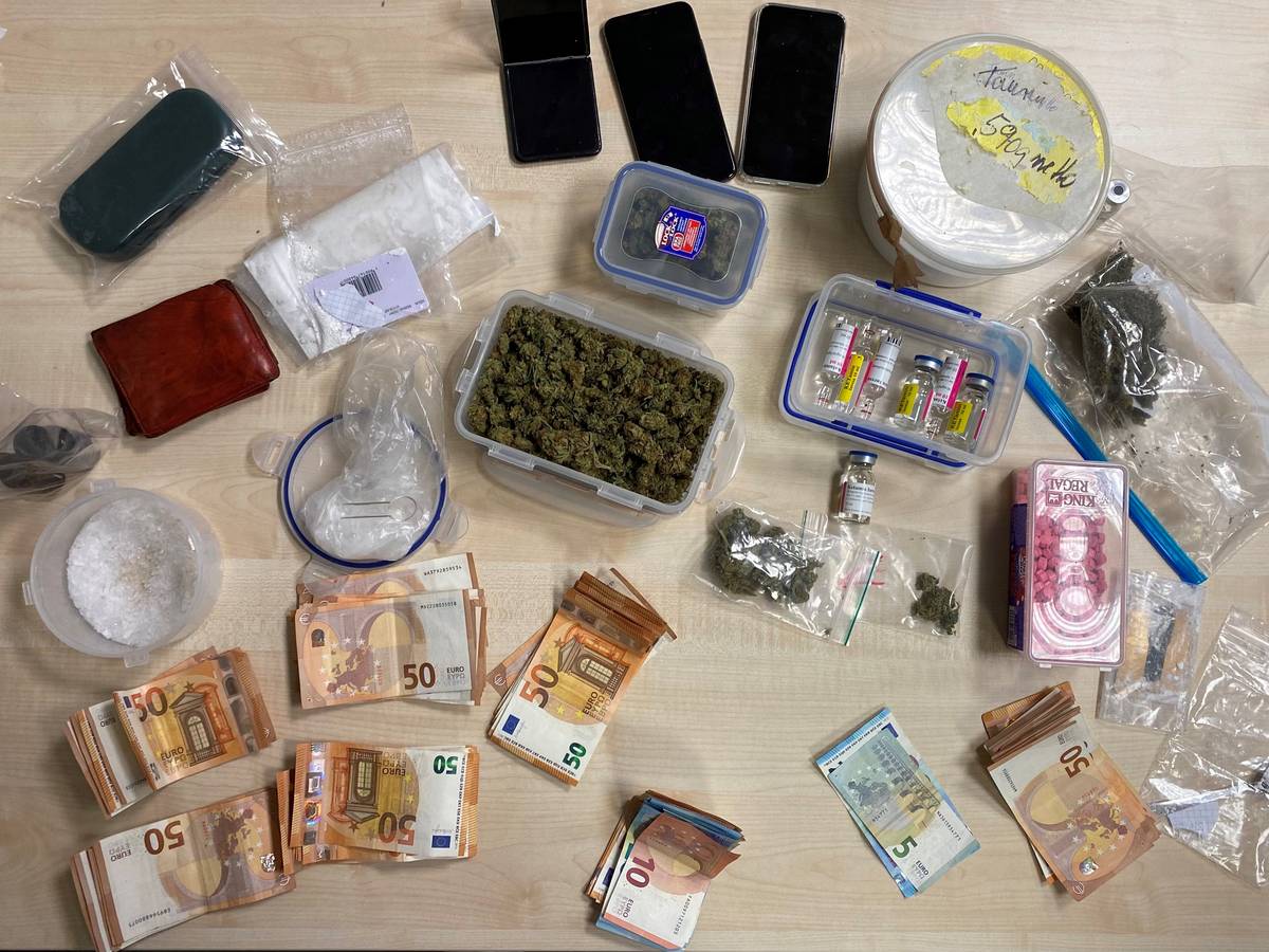 Drogen und Bargeld auf einem Tisch ausgebreitet.