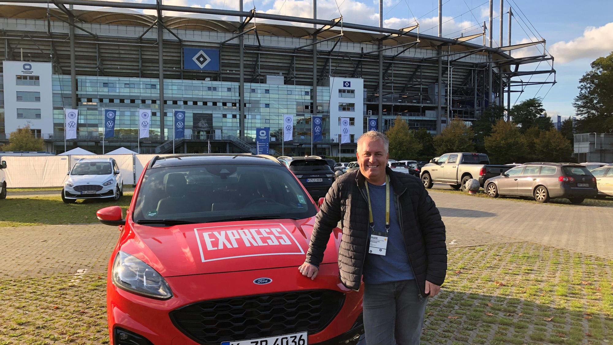 Marcel Schwamborn vor dem Volksparkstadion in Hamburg.
