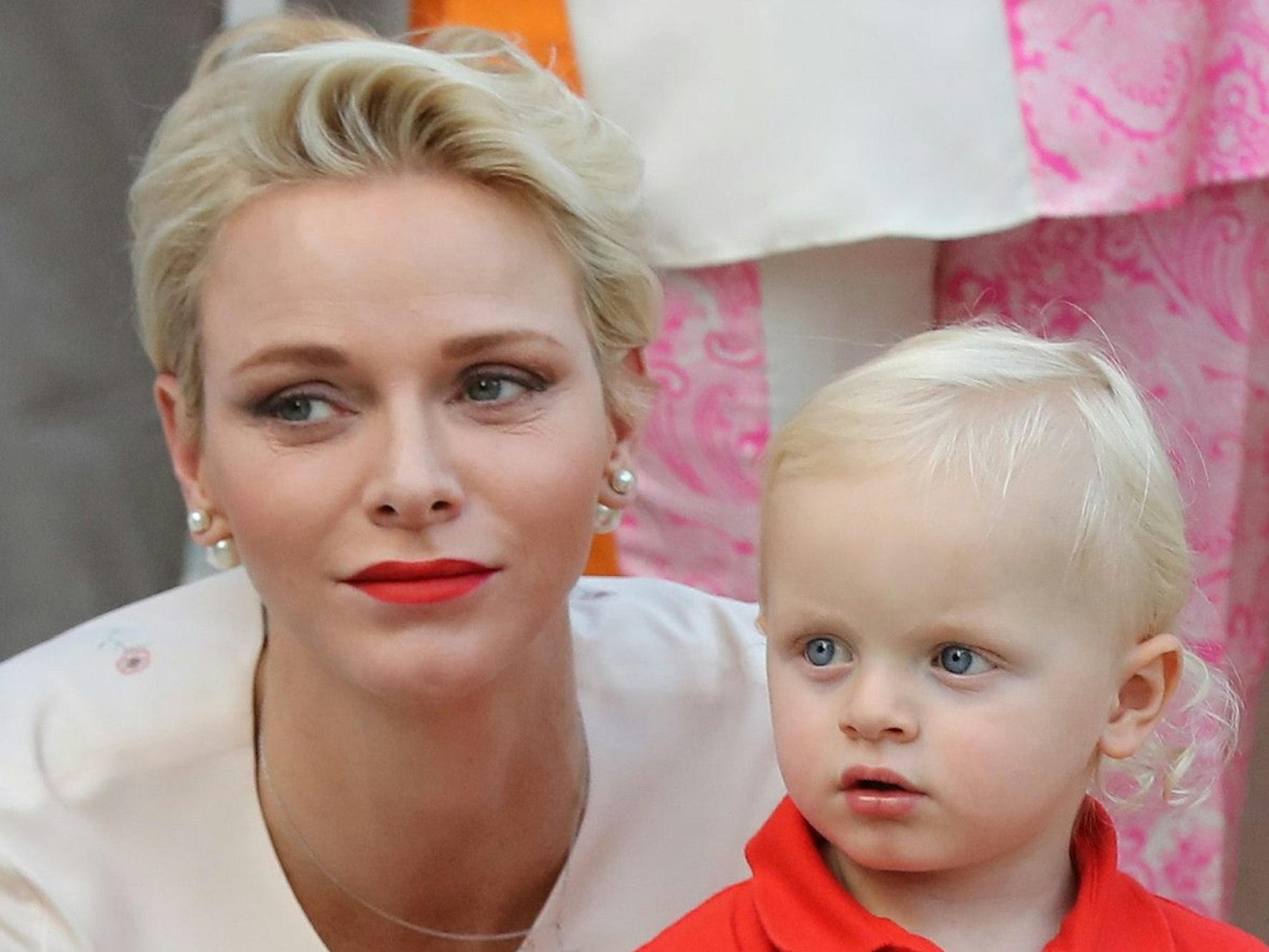 Fürstin Charlène von Monaco (hier 2016 mit ihrem Kind Jacques) hat mit ihrer Gesundheit zu kämpfen: Nach eine offenbar langwierigen Infektion muss sie schon wieder operiert werden.