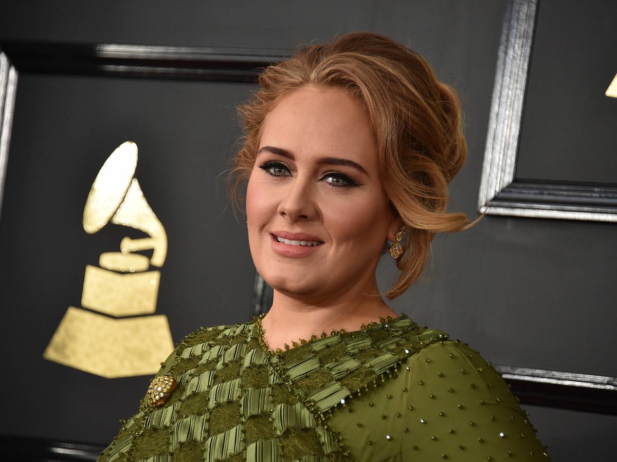Die Sängerin Adele kommt im Februar 2017 in Los Angeles, USA, zur 59. Verleihung der Grammy Awards im Staples Center.