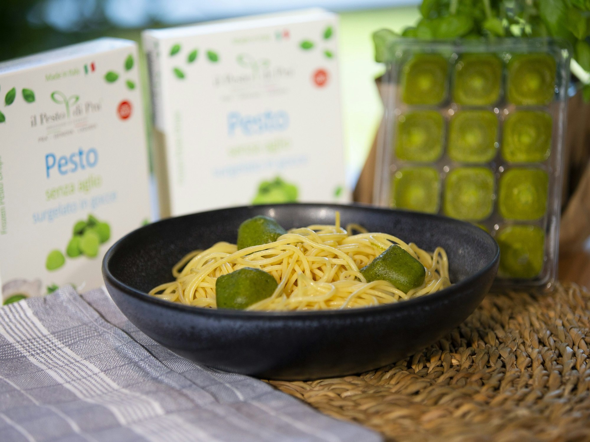 Auf der Anuga-Messe wird Eiswürfel-Pesto ausgestellt.
