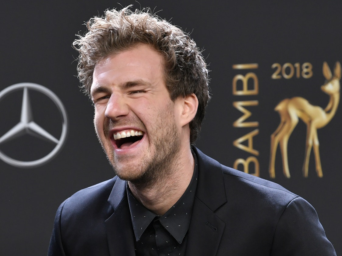 Luke Mockridge: Der Künstler hat drei Namen. Sie alle haben eine einzelne Bedeutung. Hier sieht man den Komiker 2018 in Berlin bei der Verleihung des Bambi.
