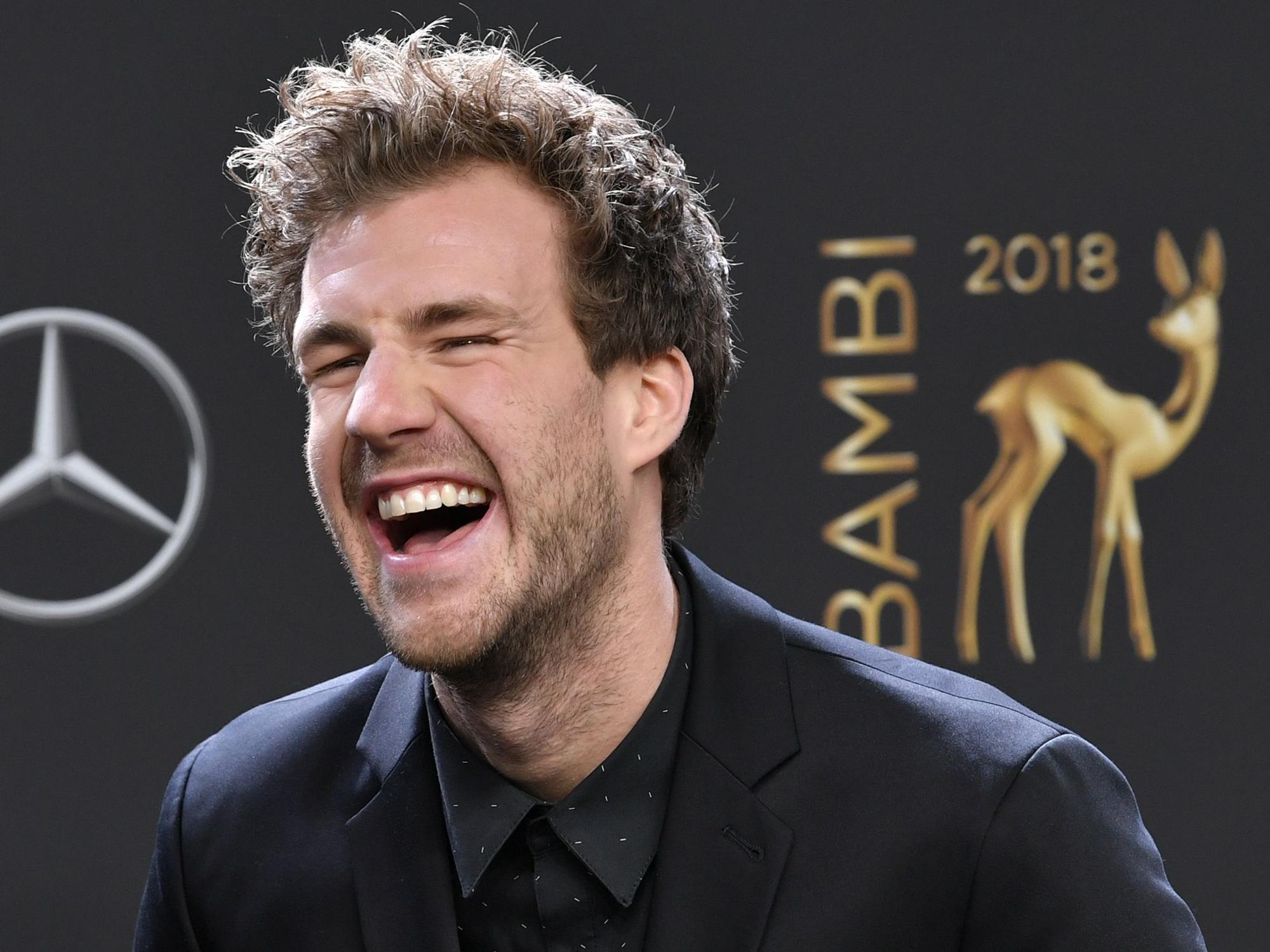 Luke Mockridge: Der Künstler hat drei Namen. Sie alle haben eine einzelne Bedeutung. Hier sieht man den Komiker 2018 in Berlin bei der Verleihung des Bambi.