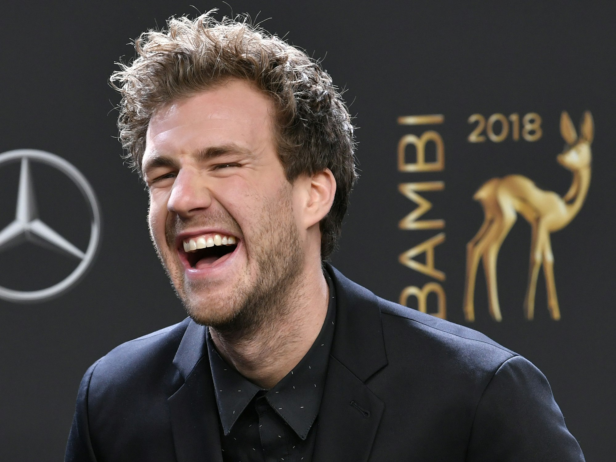 Luke Mockridge: Der Künstler hat drei Namen. Sie alle haben eine einzelne Bedeutung. Hier sieht man den Komiker 2018 in Berlin bei der Verleihung des Bambi.