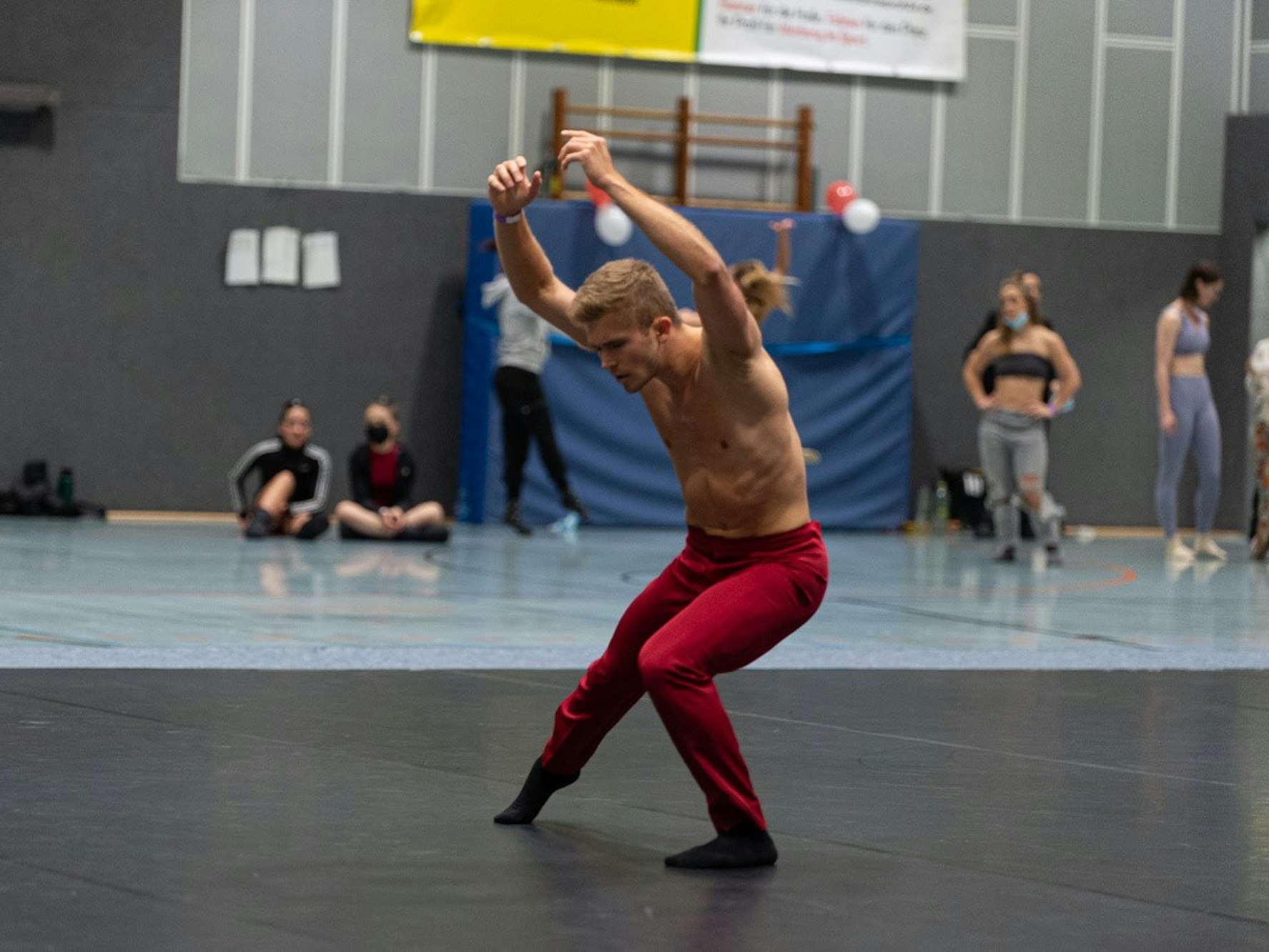 Mika Einmal während des Tanzens.