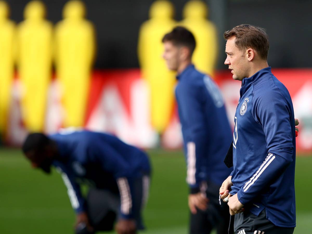Manuel Neuer macht sich vor dem Training der deutschen Nationalmannschaft bereit.