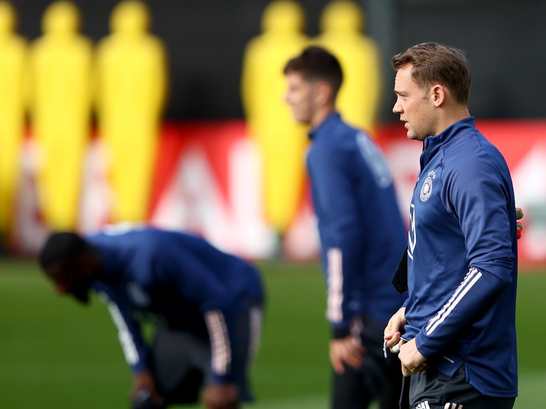 Manuel Neuer macht sich vor dem Training der deutschen Nationalmannschaft bereit.