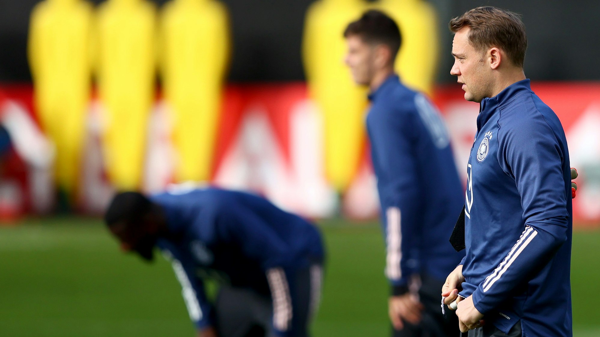 Manuel Neuer macht sich vor dem Training der deutschen Nationalmannschaft bereit.