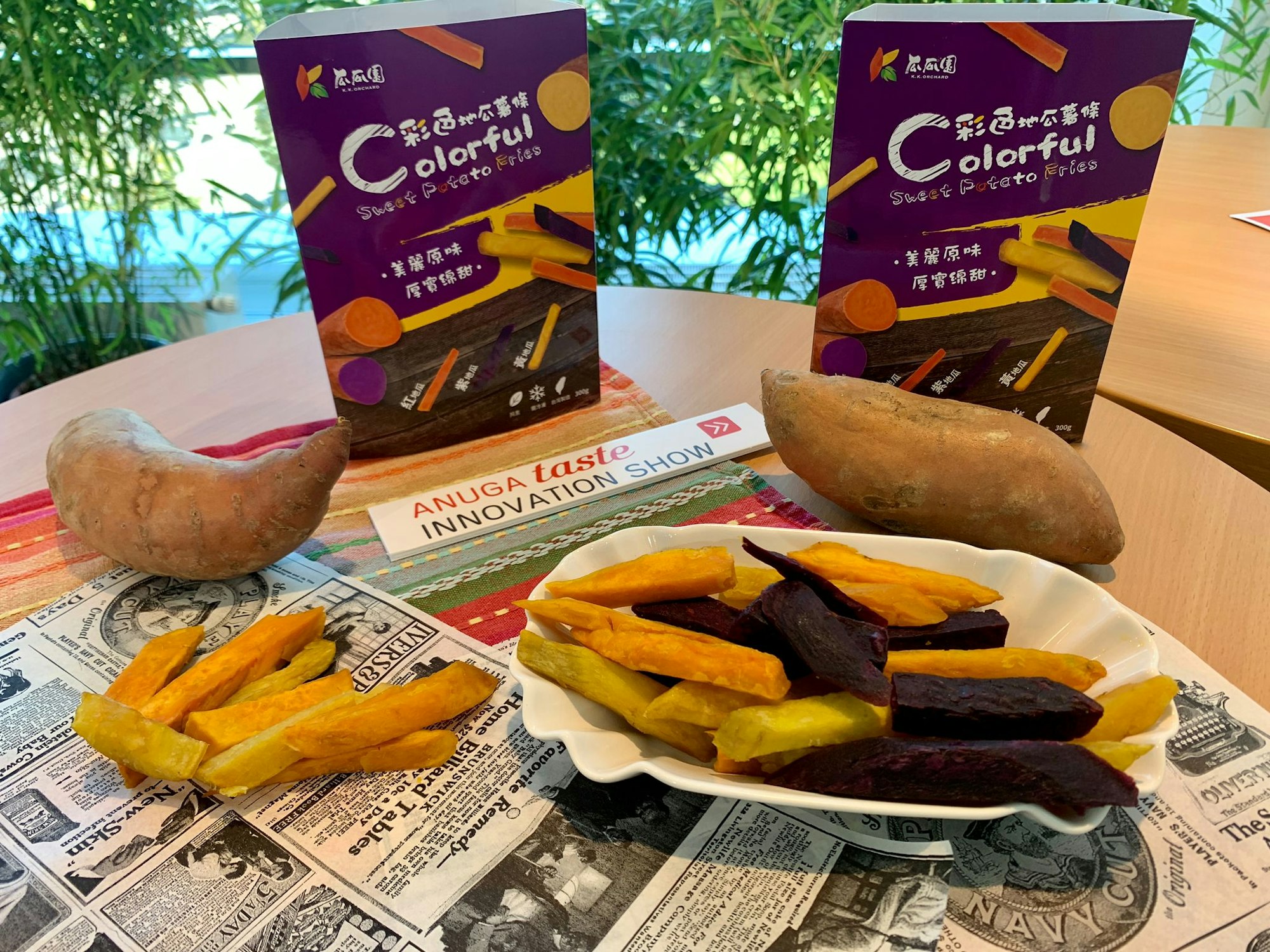 Auf der Anuga 2021 werden bunte Süßkartoffelpommes ausgestellt.