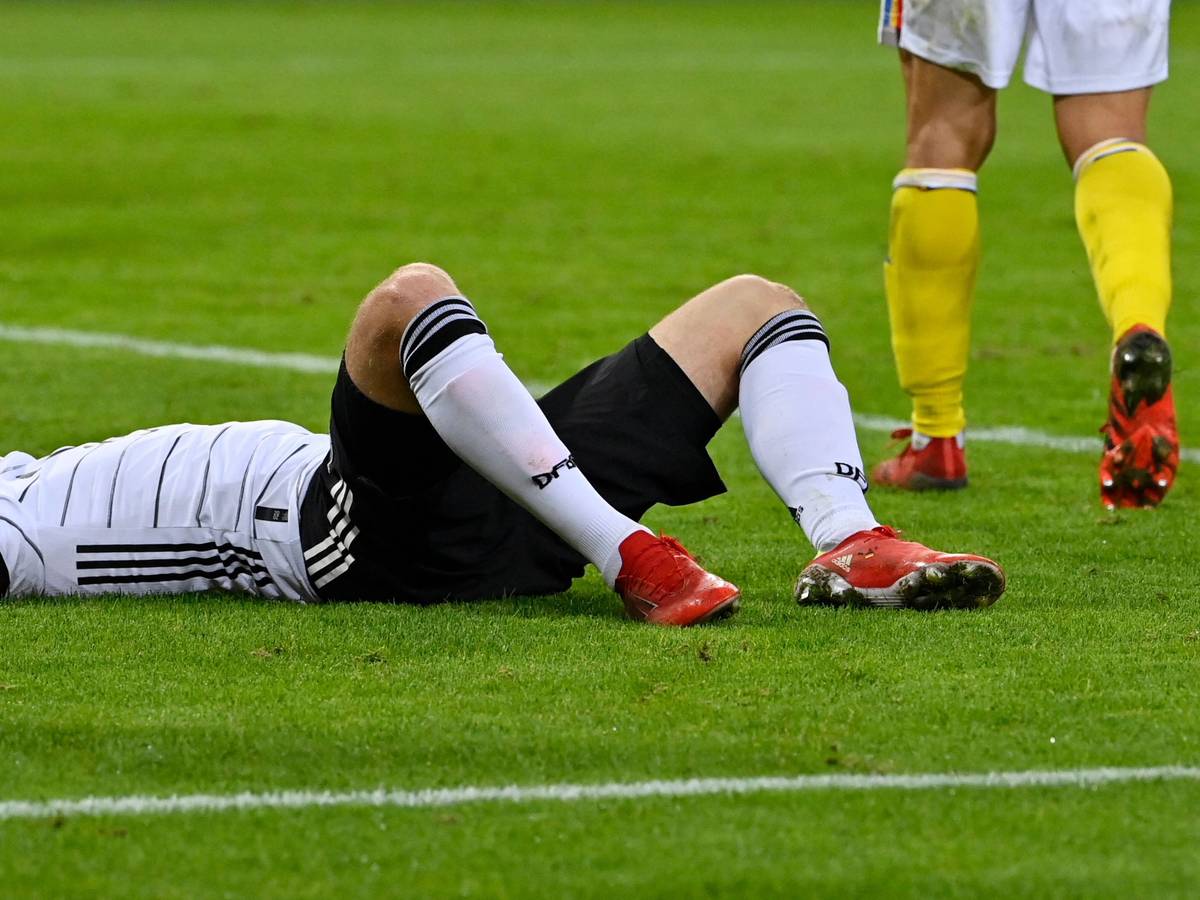 Deutschlands Timo Werner liegt auf dem Rasen.