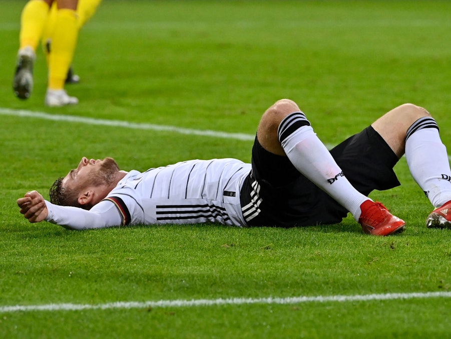 Deutschlands Timo Werner liegt auf dem Rasen.