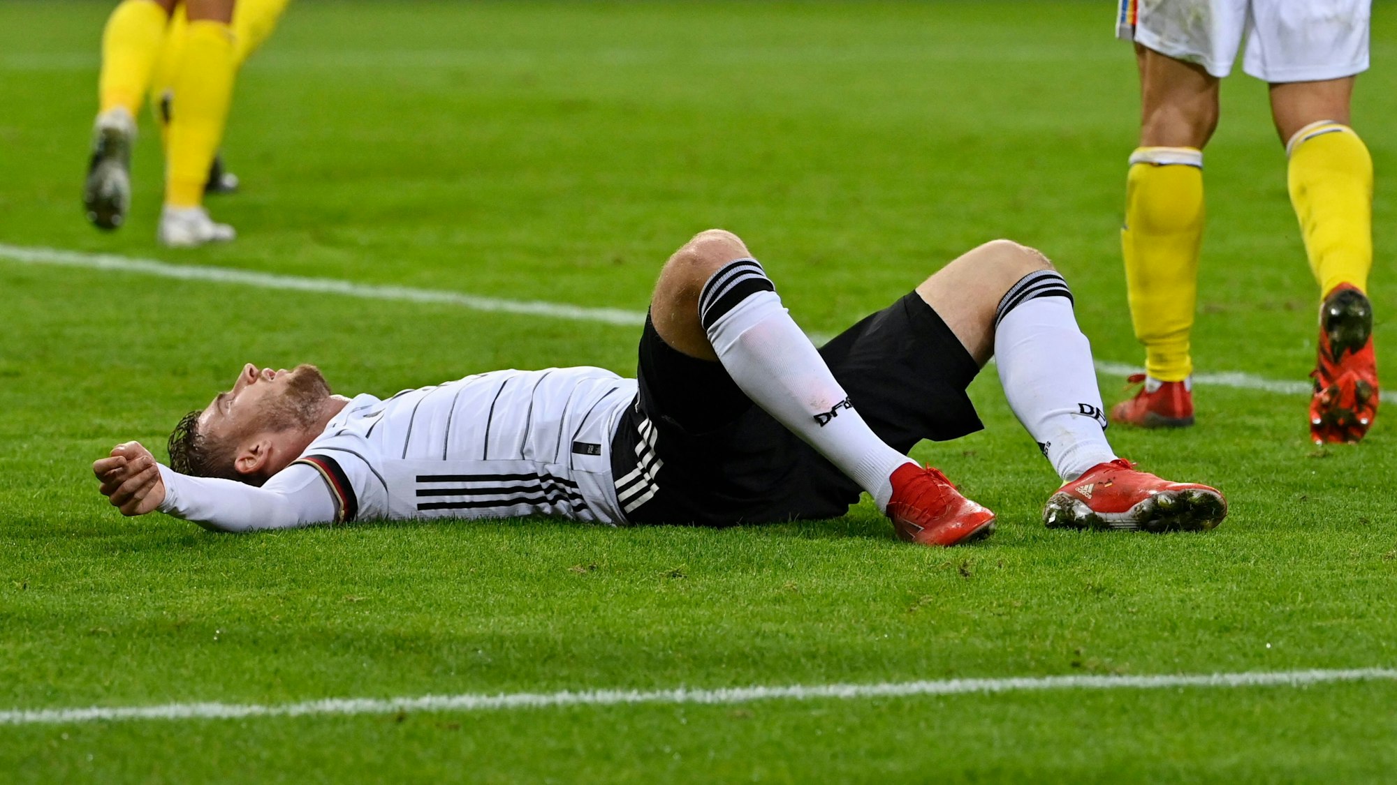 Deutschlands Timo Werner liegt auf dem Rasen.