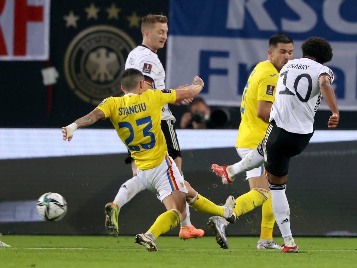 Serge Gnabry zieht ab und trifft zum 1:1 für Deutschland.