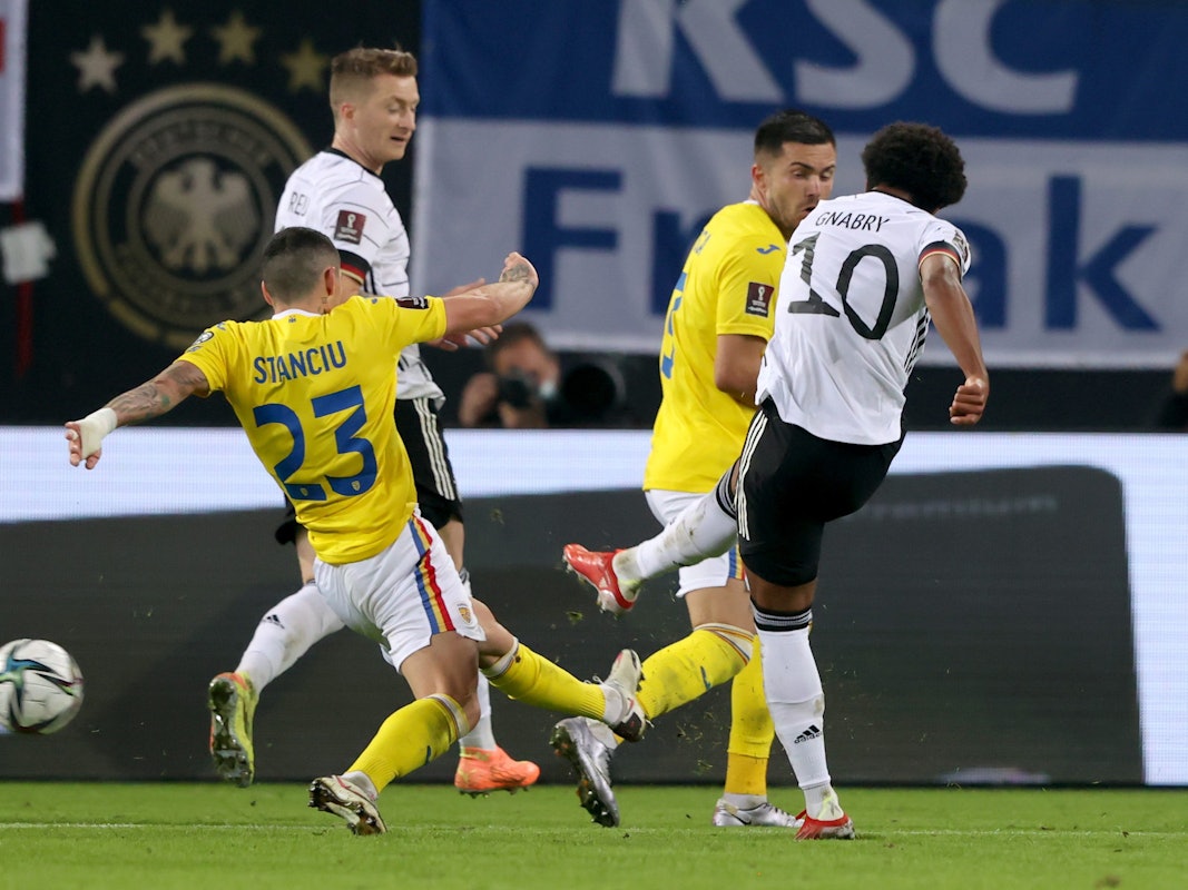 Serge Gnabry zieht ab und trifft zum 1:1 für Deutschland.