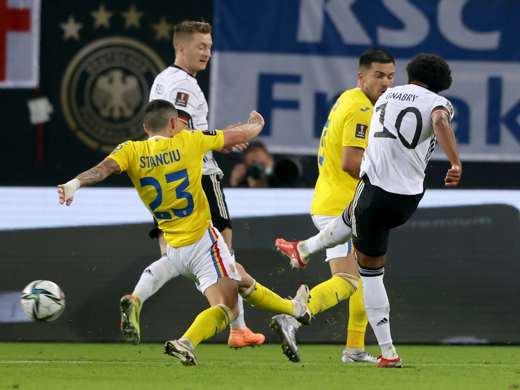 Serge Gnabry zieht ab und trifft zum 1:1 für Deutschland.