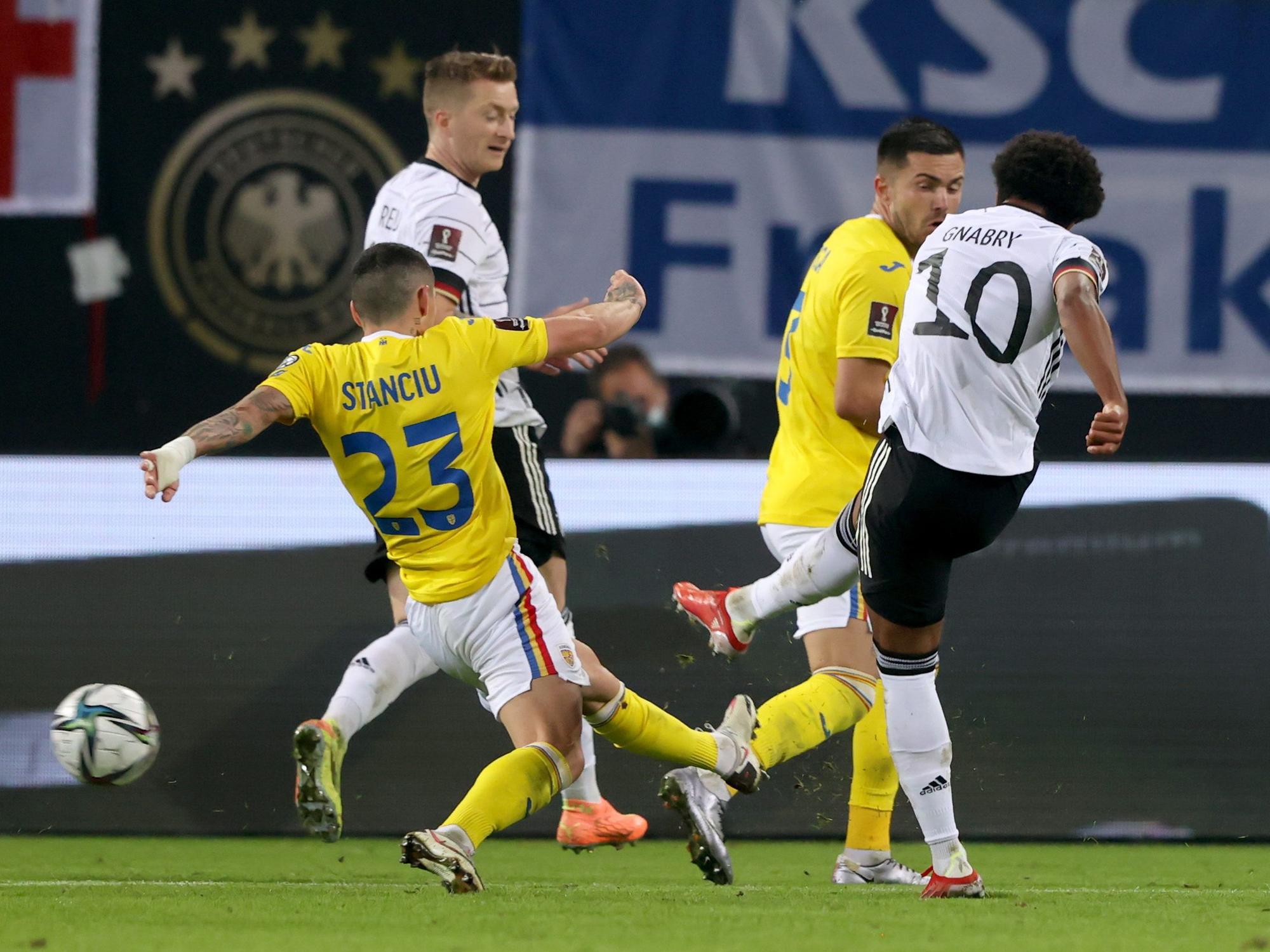 Serge Gnabry zieht ab und trifft zum 1:1 für Deutschland.