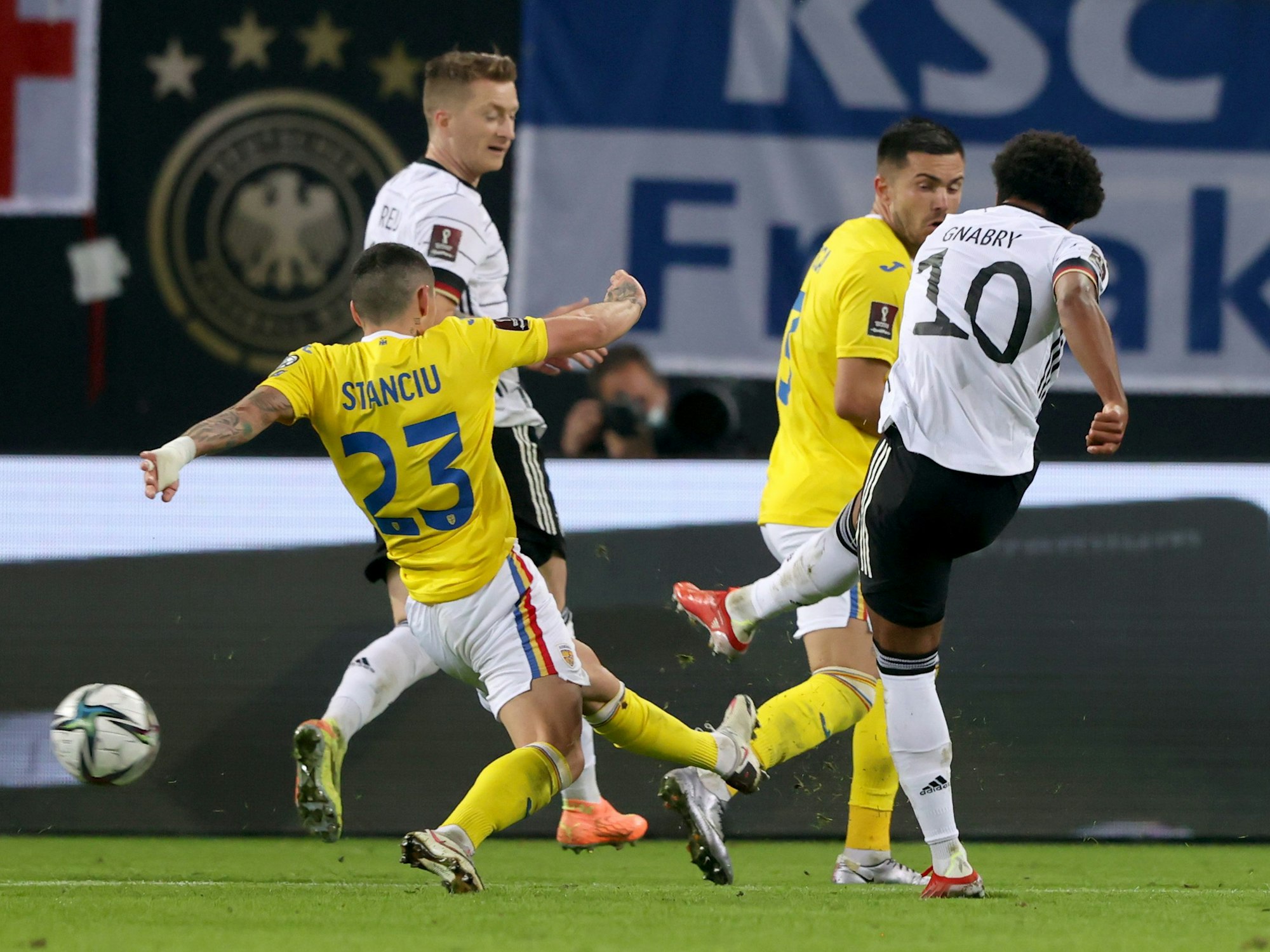 Serge Gnabry zieht ab und trifft zum 1:1 für Deutschland.