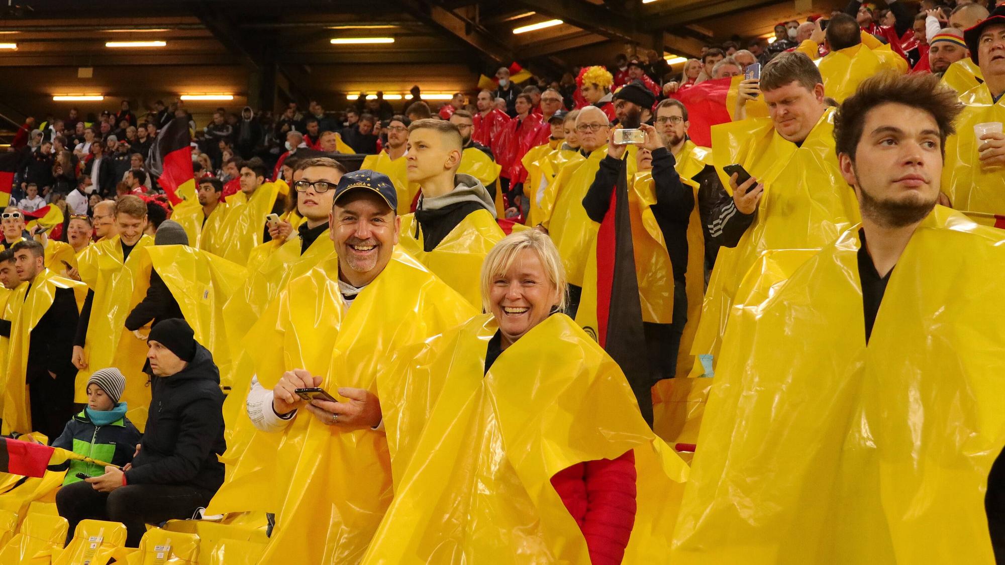 Fans in den Choreoplastiken beim Spiel Deutschland gegen Rumänien.