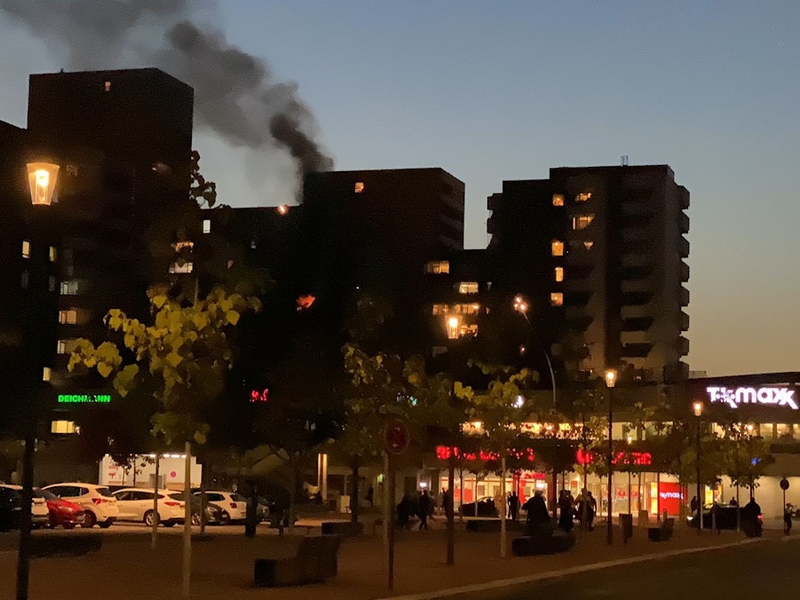 Brand in einem Hochhaus in Köln-Chorweiler.