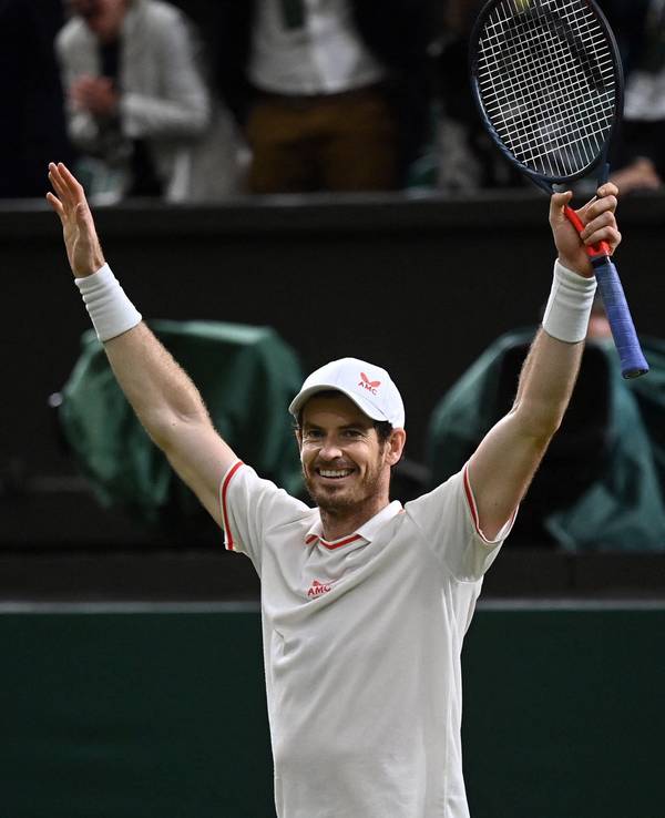 Andy Murray reißt beim Jubel die Arme in die Höhe.