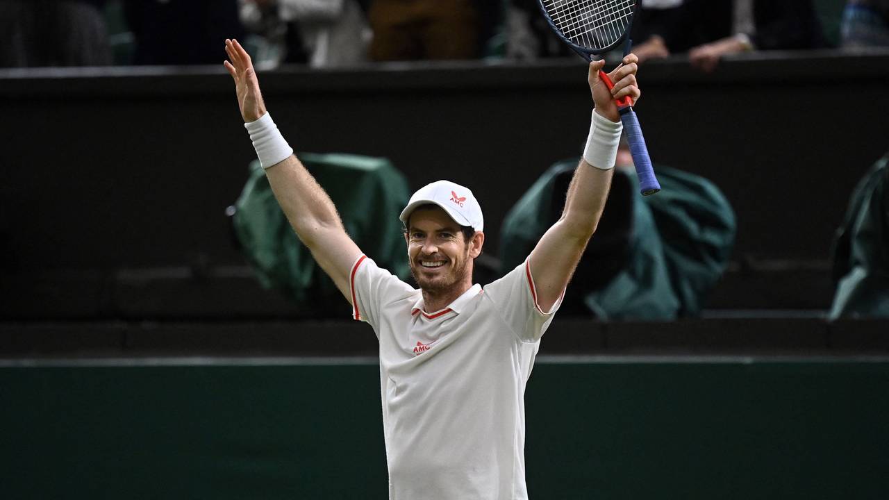 Andy Murray reißt beim Jubel die Arme in die Höhe.