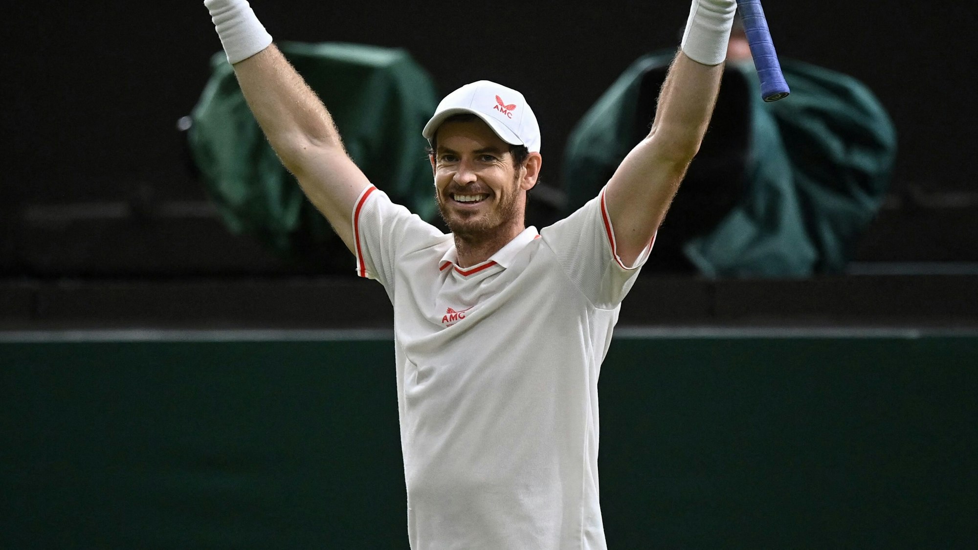 Andy Murray reißt beim Jubel die Arme in die Höhe.