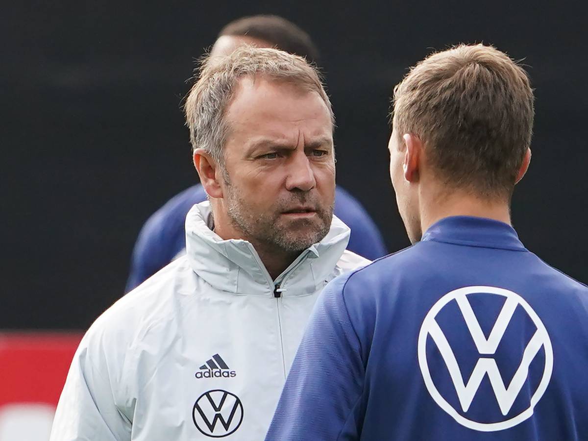 Bundestrainer Hansi Flick spricht mit Joshua Kimmich.