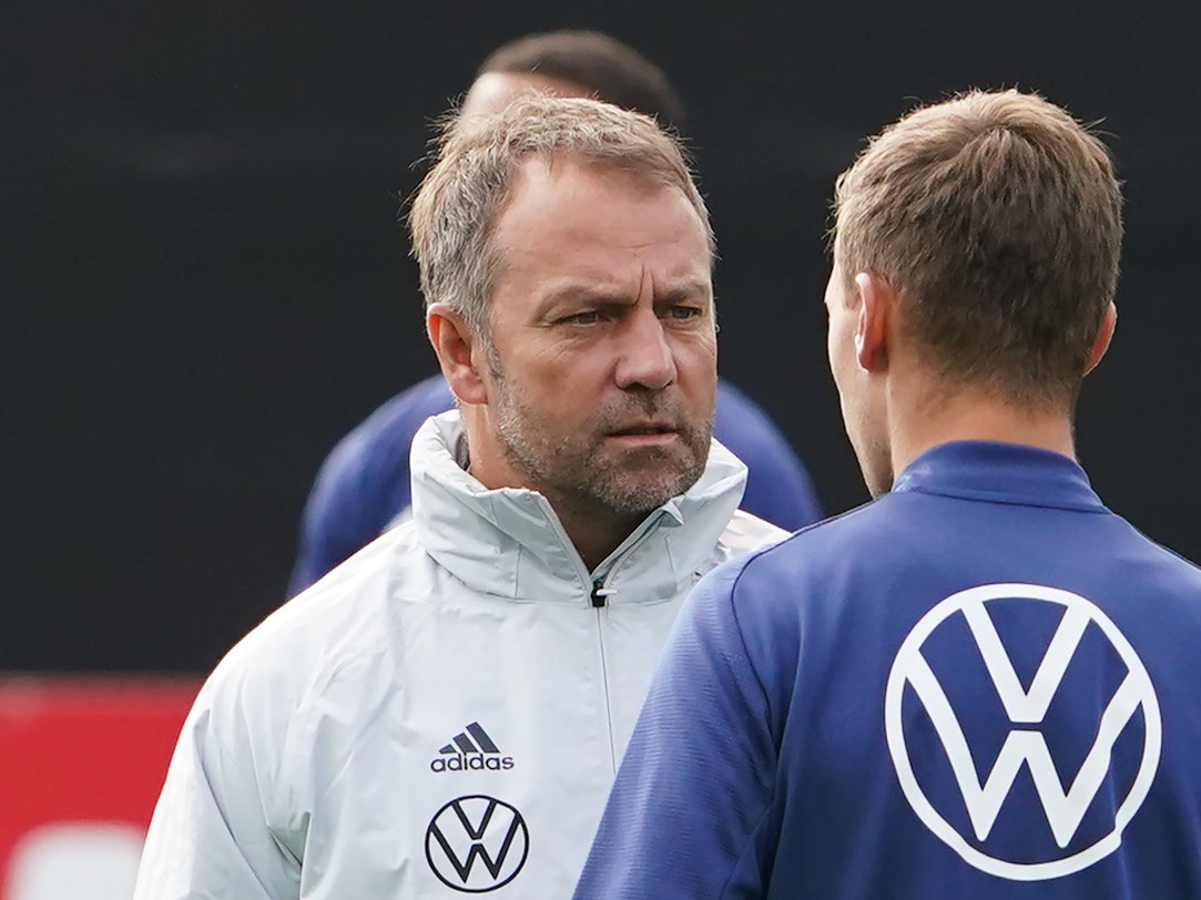 Bundestrainer Hansi Flick spricht mit Joshua Kimmich.